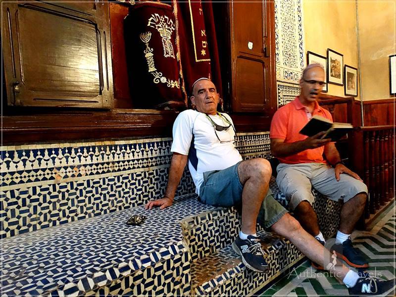 Fes: mellah (the Jewish quarter) - Jewish tourists singing in the synagogue 