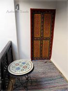 Casa Aya Medina: traditional furniture and painted door