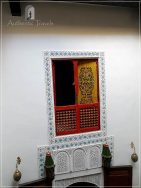 Casa Aya Medina: wooden shutters (mucharabian) and stucco plaster decorations