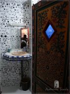 Casa Aya Medina: bathroom with traditional mosaic (zelij) for the sinks