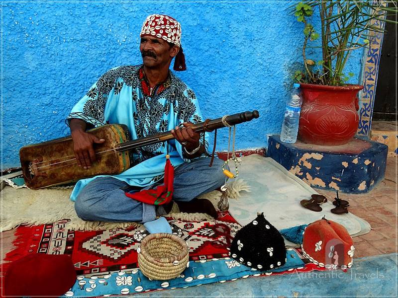 Rabat: Kasbah les Oudaias - singer in the street