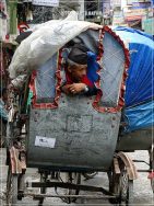 Kathmandu – Thamel: rickshaw driver waiting for his clients