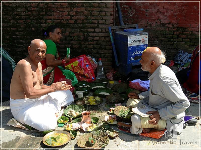 Kathmandu – Pashupatinath: Hindus practicing religious rituals