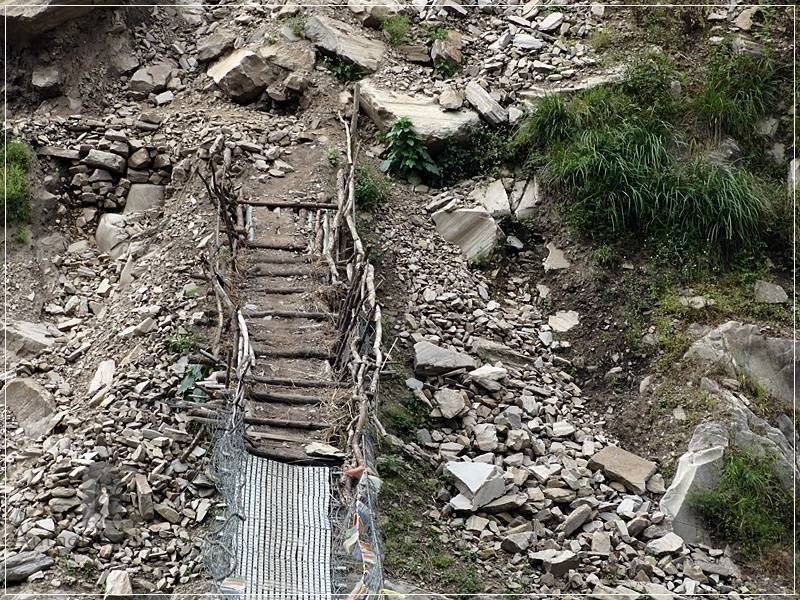 Tamang Heritage Trail - Day 5: Crossing the Bhotekoshni Nadi Valley on a broken bridge