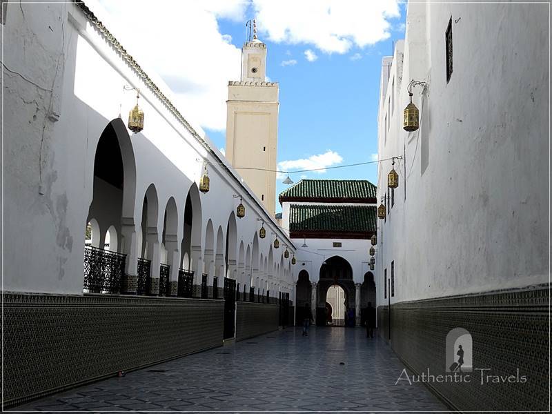 Moulay Idriss: the entrance to the Mausoleum of Moulay Idriss